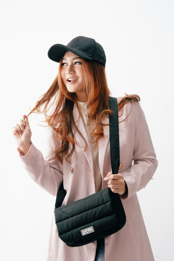 Tas Selempang Puffy Pocket Zipper Hitam - Gambar 3