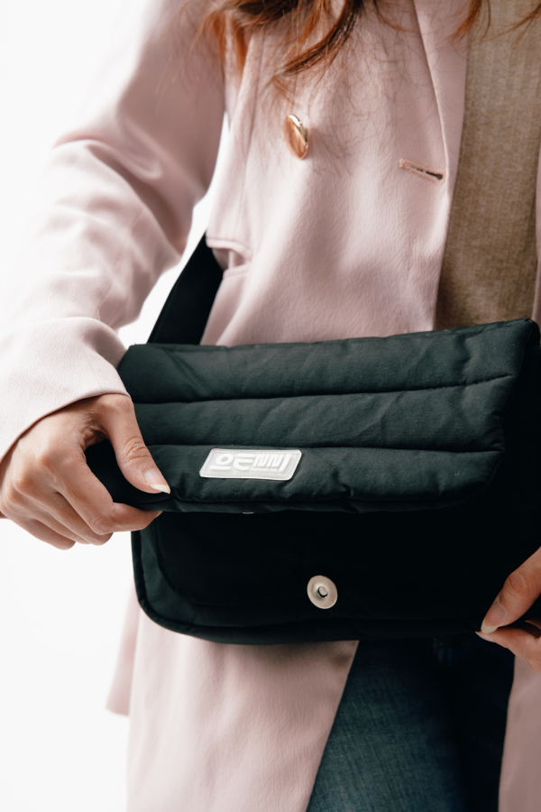Tas Selempang Puffy Pocket Zipper Hitam - Gambar 4