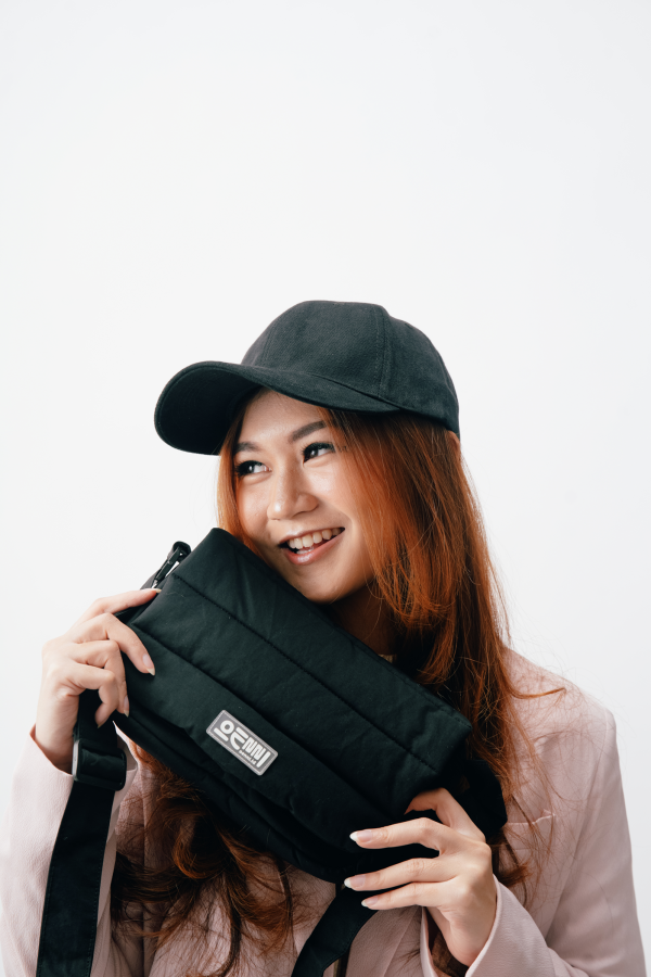 Tas Selempang Puffy Pocket Zipper Hitam